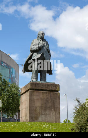 La scultura in bronzo di autore ed emittente J B Priestley al di fuori dei media nazionali Museum di Bradford, West Yorkshire Foto Stock