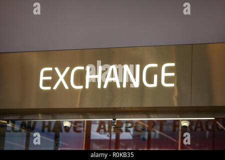 Lo scambio di denaro desk presso la sala partenze (Vaclav Havel, aeroporto Praga, scrittura visibile al di sotto). Dettagli sul testo al neon. Foto Stock