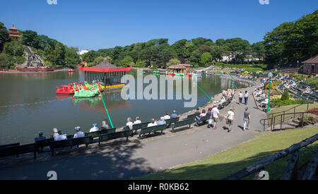 Dragon intitolata pedalò sul lago in Rivelyn in Scarborough, North Yorkshire Foto Stock