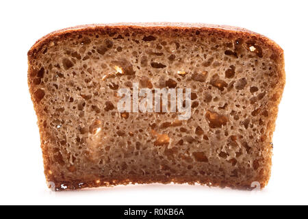 Tutto il pane di farro slice isolati su sfondo bianco. Foto Stock