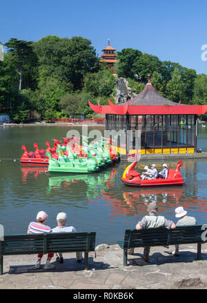 Dragon intitolata pedalò sul lago in Rivelyn in Scarborough, North Yorkshire Foto Stock