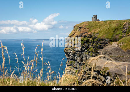 Una vista di O'Brien la torre sulla cima delle scogliere di Moher affacciato sull'oceano Atlantico e Isole Aran sulla costa occidentale dell' Irlanda Foto Stock