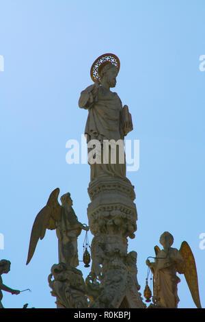 Venezia, Basilica di San Marco, statua della facciata con un alone forata e angeli con thuribles Foto Stock