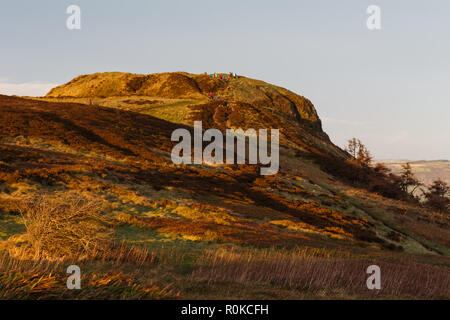 McArt forte in tarda serata luce. Anche noto localmente come Napoleone del naso, è la più in alto sulla collina Cavehill con fantastiche vedute sopra la città di Belfast. N. Foto Stock