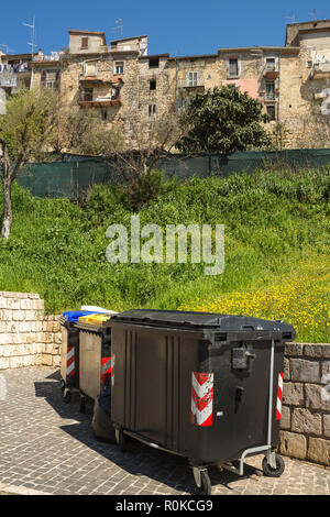 Separazione dei rifiuti contenitori nel tradizionale villaggio italiano, ferentino, Italia, Europa Foto Stock