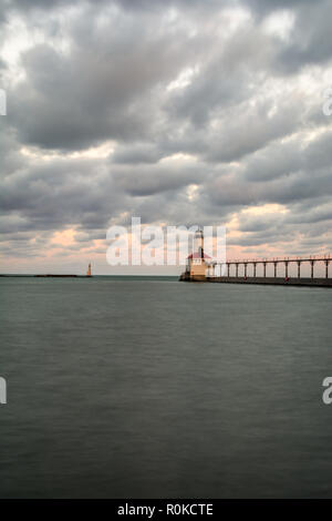 Guardando lungo la passerella verso il Michigan city faro all'alba. Indiana, Stati Uniti d'America. Foto Stock