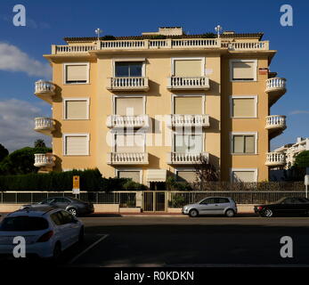 AJAXNETPHOTO.CANNES, Francia. - COTE D'Azur Resort - appartamento residenziale blocco vicino a Palm Beach. Foto:JONATHAN EASTLAND/AJAX REF:GX8 182509 646 Foto Stock