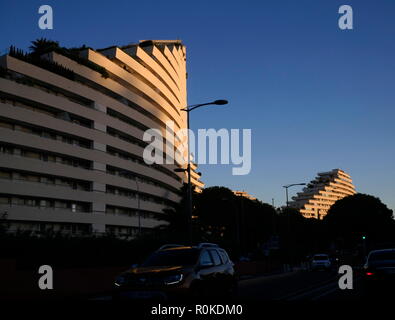 AJAXNETPHOTO. 2018. VILLENEUVE LOUBET, Francia. - COTE D'Azur Resort - il distintivo punto di riferimento residenziale EDIFICI E MARINA sulla strada costiera al tramonto. Foto:JONATHAN EASTLAND/AJAX REF:GX8 180310 804 Foto Stock