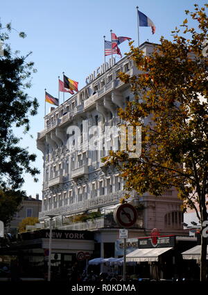 AJAXNETPHOTO. 2018. CANNES, Francia. - COTE D'AZUR RESORT HOTEL - Facciata del famoso HOTEL SPLENDID. Foto:JONATHAN EASTLAND/AJAX REF:GX8 180310 749 Foto Stock