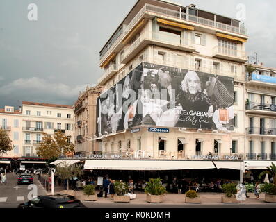 AJAXNETPHOTO. 2018. CANNES, Francia. - COTE D'Azur Resort - Centro Città vicino a Porto Vecchio; CAFFÈ ROMA. Foto:JONATHAN EASTLAND/AJAX REF:GXR180310 674 Foto Stock