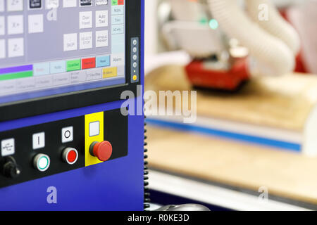 Attrezzature per la lavorazione del legno CNC con il pannello di controllo sul primo piano. Messa a fuoco selettiva. Foto Stock