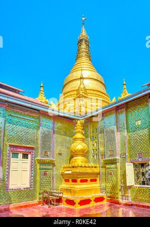 La vista sul piccolo stupa in cortile interno e quello principale, domina su Taung Pagoda Pyae, Mandalay Myanmar Foto Stock