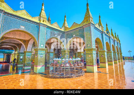 MANDALAY, MYANMAR - Febbraio 23, 2018: Su Taung Pagoda Pyae situato in corrispondenza della sommità del Mandalay Hill ed è visibile da ogni punto della città in febbraio Foto Stock