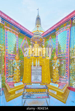 MANDALAY, MYANMAR - 23 febbraio 2018: il piccolo altare situato nel cortile interno del Su Taung Pyae Tempio e decorato con intarsi dorati e s Foto Stock