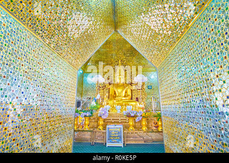 MANDALAY, MYANMAR - 23 febbraio 2018: il corridoio stretto all'immagine casa di Kuthodaw Pagoda con la scultura del Signore Buddha in mezzo, su Febru Foto Stock