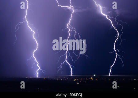 Fulmine colpisce in una tempesta al di sopra del Congresso, Arizona Foto Stock