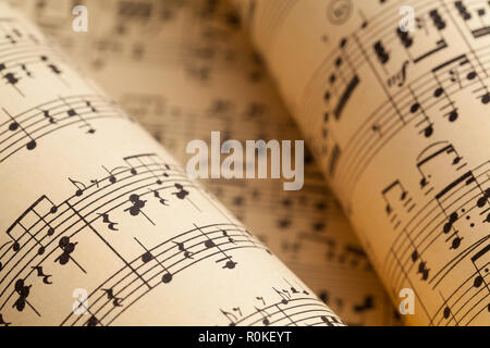 Più musica di fogli in una pila laminata. Foto Stock