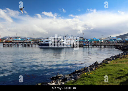 Barche nel porto sullo stretto di Magellano, Ushuaia, Argentina Foto Stock