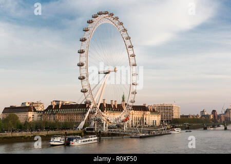 Il London Eye sul Tamigi a Londra, Inghilterra Foto Stock