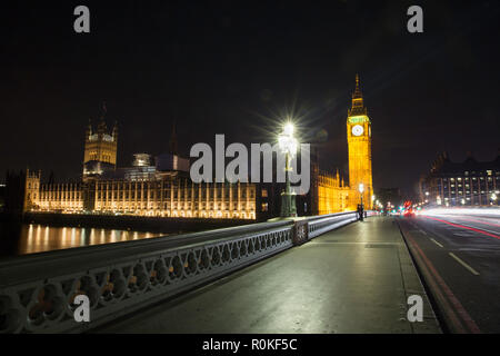 La Casa del Parlamento e dal Big Ben dal Westminster Bridge di notte, Londra, Inghilterra Foto Stock