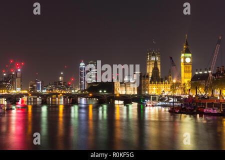 La Casa del Parlamento e dal Big Ben dal Giubileo Bridge di notte, Londra, Inghilterra Foto Stock