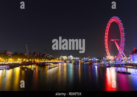 Il BA London Eye e il fiume Tamigi guardando a nord dal Westminster Bridge di notte, Londra, Inghilterra Foto Stock