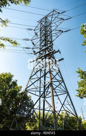 Elettricità pilone, linea ad alta tensione di una griglia di alimentazione di Wichita, Kansas, Stati Uniti d'America. Foto Stock