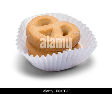 Tre Pretzel biscotti al burro in involucro isolato su bianco. Foto Stock