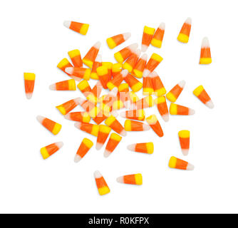 Candy Corn sparsi su uno sfondo bianco. Foto Stock