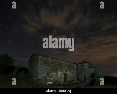 Paesaggio notturno con la Visigotica Basilica di Santa Lucia del Trampal. Acuescar. Spagna. Foto Stock