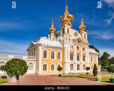 18 Settembre 2018: San Pietroburgo, Russia - Cappella, con cupole dorate, uno di una coppia che fiancheggiano il palazzo principale. Foto Stock