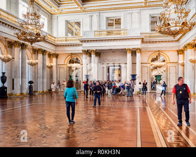 19 Settembre 2018: San Pietroburgo, Russia - visitatori in St George's Hall, o la Grande Sala del Trono, nel palazzo d'inverno, parte del Museo Hermitage. Foto Stock