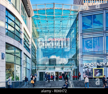 2 Novembre 2018: Manchester, Regno Unito - Corporation Street ingresso al Manchester Arndale shopping centre, uno dei più grandi nel Regno Unito. Foto Stock