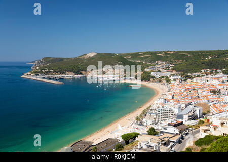 Vista sulla città di pescatori e beach resort, Sesimbra, distretto di Setubal, regione di Lisbona, Portogallo Foto Stock