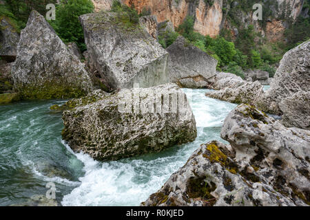 Veloce che scorre acqua di fiume Tarn round enormi massi nelle Gorges du Tarn Averyron Francia Foto Stock