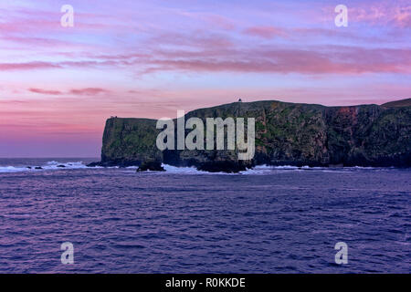 Scogliere sul mare a la sul lato nord del Fair Isle, Scozia visto il crepuscolo. Fair Isle è il più remote isole abitate nel Regno Unito. Foto Stock