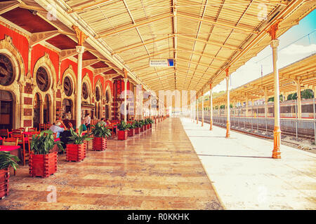 L'architettura storica di Sirkeci, stazione ferroviaria, ultima stazione dell'Orient Express. Istanbul, Turchia - 19 settembre 2018. Foto Stock