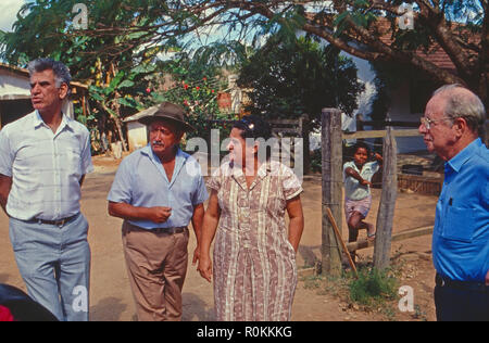 Der brasilianische Juwelier Hans Stern besucht seine Diamantenminen im Bundesstaat Minas Gerais, Brasilien 1990. Il gioielliere brasiliano Hans Stern visitando la sua miniere di diamanti al Minas Gerais county, brasile 1990. Foto Stock