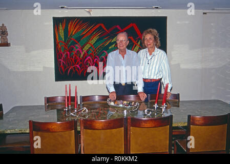 Der brasilianische Juwelier Hans Stern mit Ehefrau Ruth in Rio de Janeiro, Brasilien 1990. Il gioielliere brasiliano Hans Stern con sua moglie Ruth a Rio de Janeiro, Brasile 1990. Foto Stock