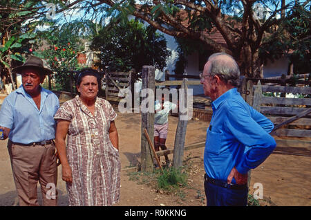 Der brasilianische Juwelier Hans Stern besucht seine Diamantenminen im Bundesstaat Minas Gerais, Brasilien 1990. Il gioielliere brasiliano Hans Stern visitando la sua miniere di diamanti al Minas Gerais county, brasile 1990. Foto Stock