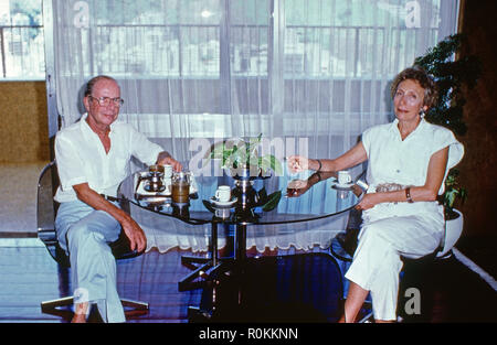 Der brasilianische Juwelier Hans Stern mit Ehefrau Ruth in Rio de Janeiro, Brasilien 1990. Il gioielliere brasiliano Hans Stern con sua moglie Ruth a Rio de Janeiro, Brasile 1990. Foto Stock