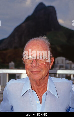 Der brasilianische Juwelier Hans Stern vor dem Zuckerhut in Rio de Janeiro, Brasilien 1990. Il gioielliere brasiliano Hans Stern con Copa Cabana in background, brasile 1990. Foto Stock