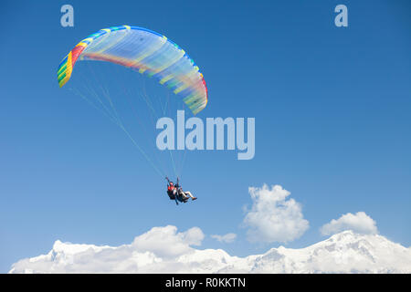 Parapendio in tandem galleggiare sopra il Nepal con l'Annapurna Himalaya in background Foto Stock