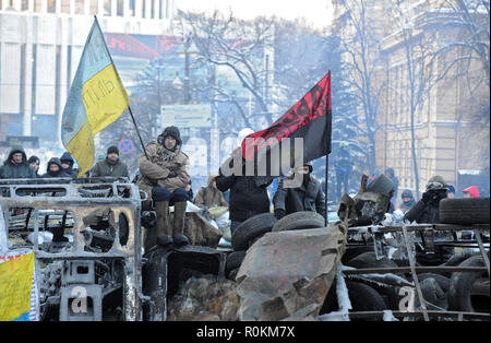 27 gennaio 2014 - Kiev, Ucraina: governo anti-manifestanti rinforzare una barricata vicino a Kiev Piazza Indipendenza, noto come Maidan, come uno standoff tesa con la polizia continua. Des manifestants renforcent sur une barricade pres de la place de l'independance a Kiev, connue comme le maidaïen. *** La Francia / NESSUNA VENDITA A MEDIA FRANCESI *** Foto Stock