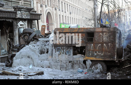 27 gennaio 2014 - Kiev, Ucraina: governo anti-manifestanti rinforzare una barricata vicino a Kiev Piazza Indipendenza, noto come Maidan, come uno standoff tesa con la polizia continua. Des manifestants renforcent sur une barricade pres de la place de l'independance a Kiev, connue comme le maidaïen. *** La Francia / NESSUNA VENDITA A MEDIA FRANCESI *** Foto Stock