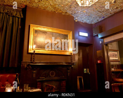 5 Novembre,2018. Il Granatiere Pub, Westminster, London, SW1., Regno Unito la sala da pranzo del granatiere, con soffitto coperto di carta moneta, a pa Foto Stock