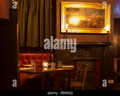 5 Novembre,2018. Il Granatiere Pub, Westminster, London, SW1., Regno Unito la sala da pranzo del granatiere, con soffitto coperto di carta moneta, a pa Foto Stock