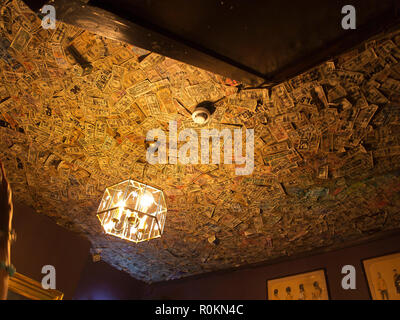 5 Novembre,2018. Il Granatiere Pub, Westminster, London, SW1., Regno Unito la sala da pranzo del granatiere, con soffitto coperto di carta moneta, a pa Foto Stock