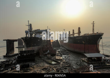Nave- cantiere di rottura in corrispondenza di Kumira in Chittagong. Il Bangladesh è dipendente dalla nave-industria di rottura per il 80% delle sue esigenze di acciaio. Chittagong, Bangladesh. Foto Stock