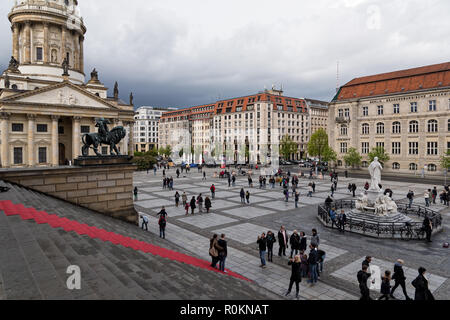 Vista della piazza Gendarmenmarkt con la monumentale statua del poeta Friedrich Schiller e la chiesa francese il 15 aprile 2017 a Berlino, Germania Foto Stock
